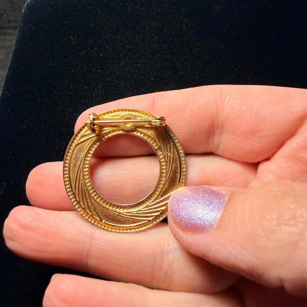 Vintage Gold‎ Tone Textured Circle Brooch Geometric Open Wreath Pin 1.5 Inch 70s
